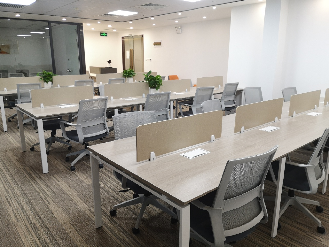 龙之梦大厦280平精装修带家具办公室